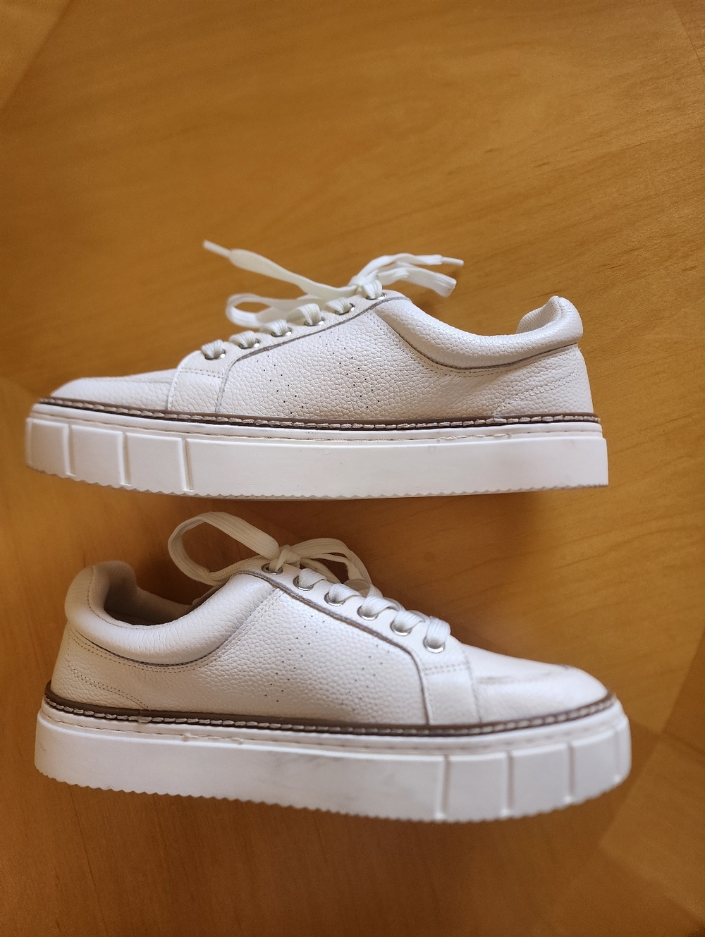 VINCE CAMUTO lace-up sneaker, NEW!